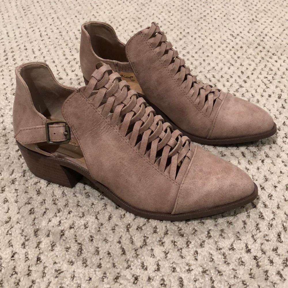Qupid “Ranger” taupe distress booties - size 7